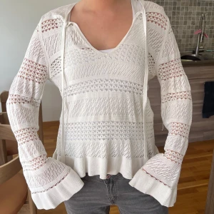 Vit blus - Super snygg vit virkad tröja! Absolut älskar att ha ute och som på strand Modellen e 166 o passar flera storlekar!