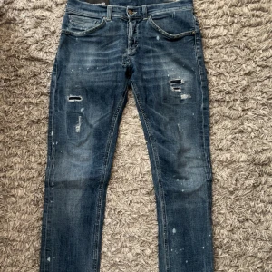 Dondup George  - Tja säljer nu mina galet feta dondup George! Dom är bra skick förutom ett lagat hål i skrevet, som du kan se på bilderna. Lågt pris pga hålet 