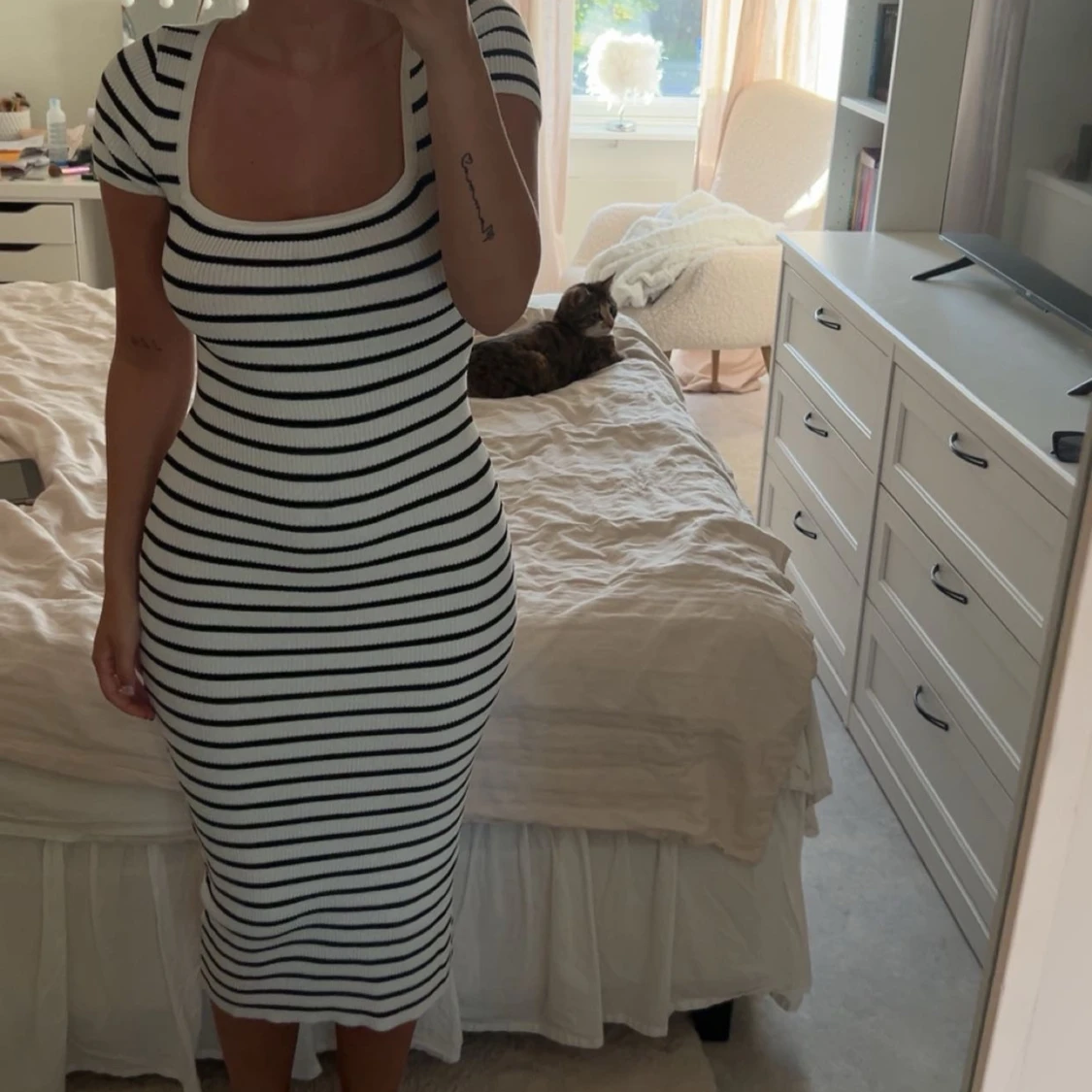 Randig ribbad klänning med kort ärm - 2