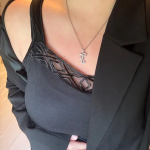 🖤❤️‍🔥Svart linne med spetsdetalj - Säljer ett snyggt svart linne med fina detaljer upptill❤️‍🔥Fin som den är till kostymbyxor eller jeans eller att bara ha under andra plagg som kavaj eller liknande😍