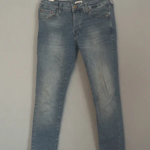 Ljusblå jeansbyxor med normal passform - stl S-M