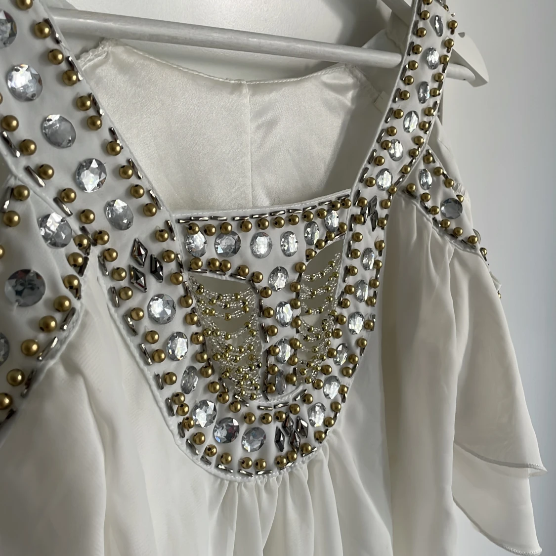 Vit klänning med pärldetaljer - 2