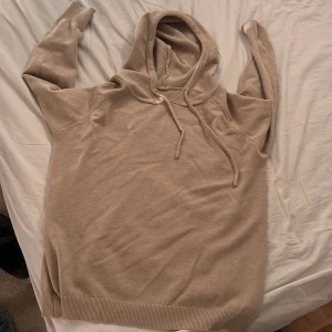 Beige merinoull hoodie - Säljer en stilren beige merinoull hoodie. Storlek S men passar även Xs