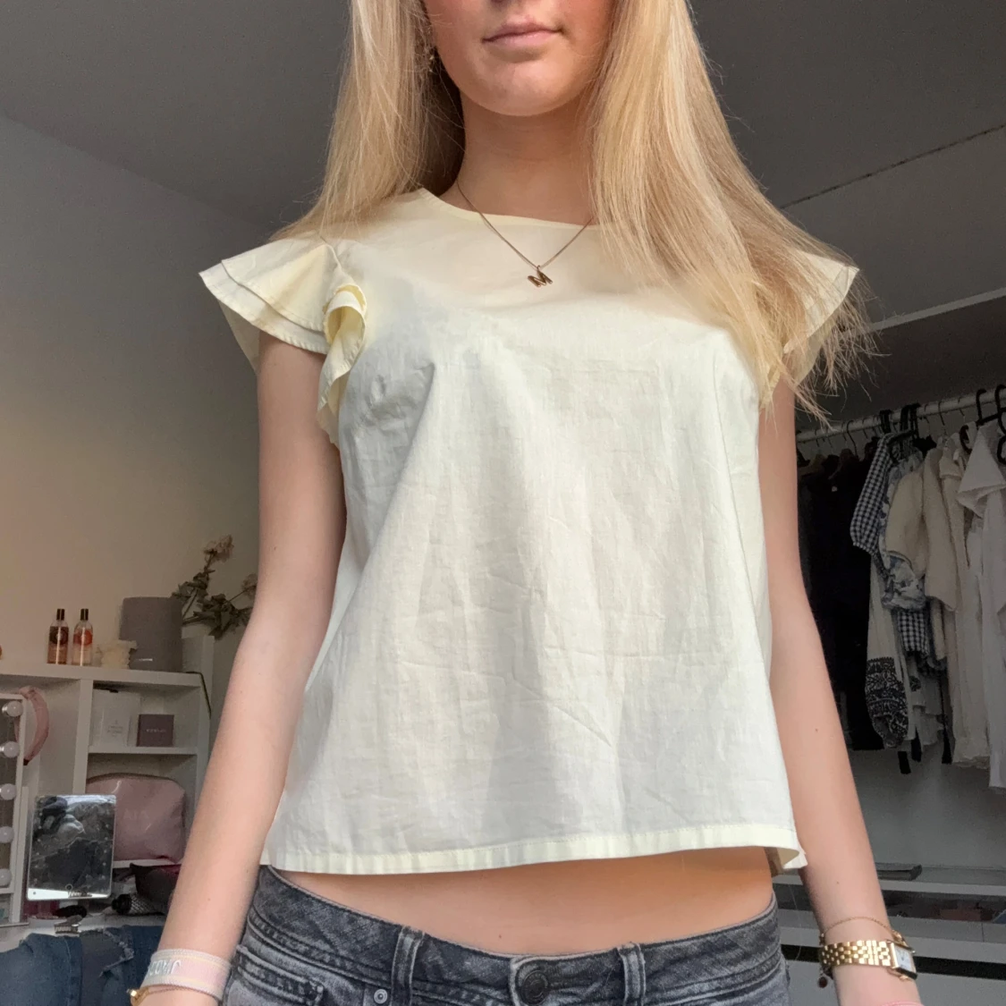 Ljusgul blus med volangärmar  - 2