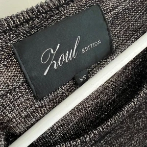 Glittrig tröja - Säljer en glittrig stickad tröja 🖤med design