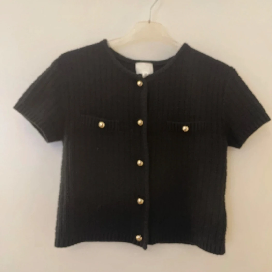 Svart stickad kofta med guldfärgade knappar från H&M