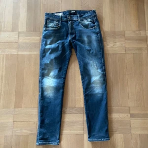 Replay Jeans - Blå Replay Anbass jeans i storlek 32/30. Jeansens passform är slim. Jeansen är i bra skick. Skriv vid frågor och funderingar! 😁