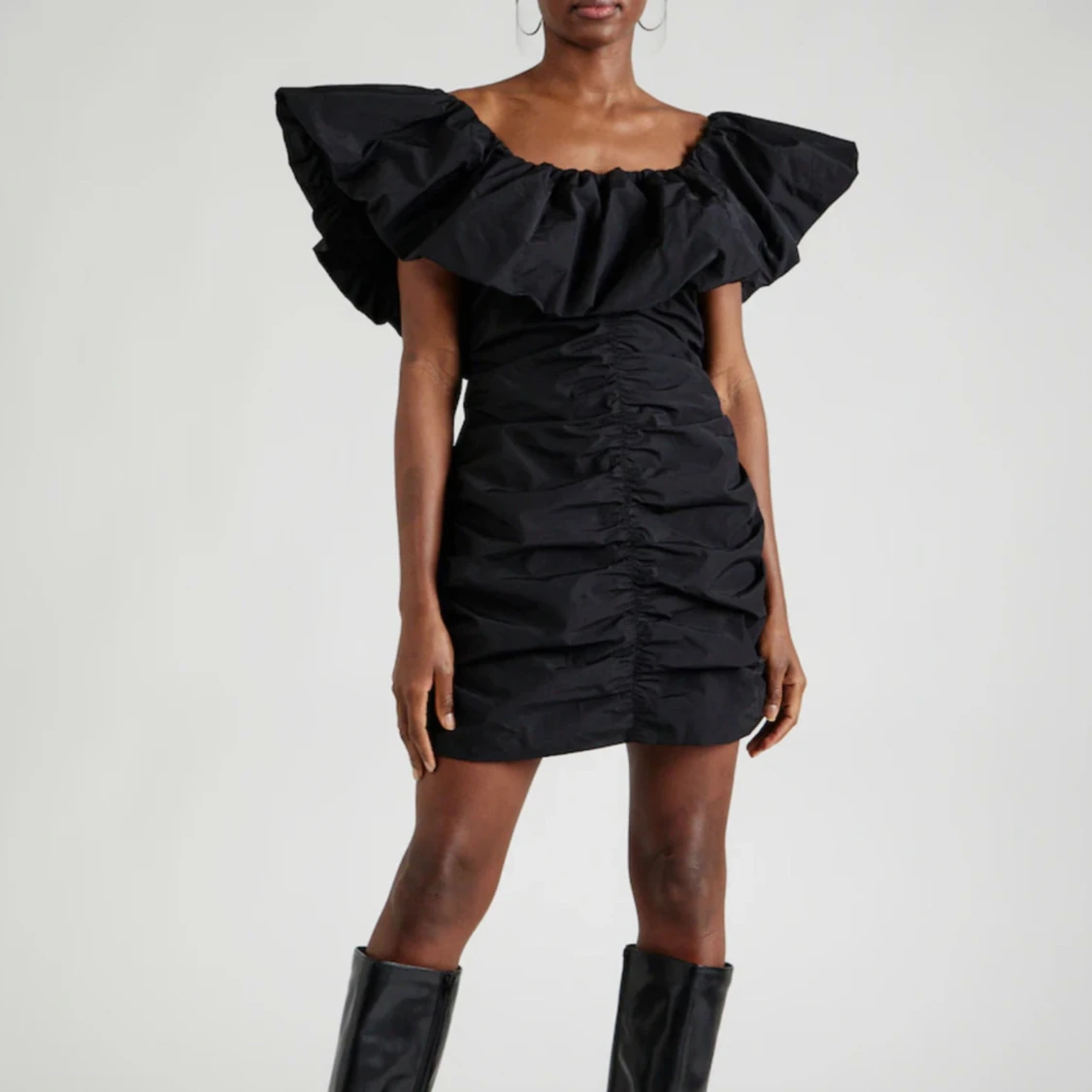 Svart offshoulder klänning