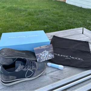 Philippe Model trainers - Snygga sneakers från Philippe Model, skorna har mocka och skinn, lite sönder där fram men annars super bra. Skick 9/10, pris kan självklart diskuteras🤩 Storlek 36 men passar 37 utmärkt 👌