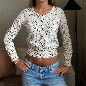 Såå fin kofta🎀🎀 - Säljer denna så fina prickiga kofta🎀🎀😇