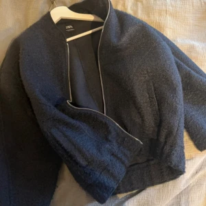 Mörkblå teddyjacka från Zara - Superfin, storlek xs-s💕
