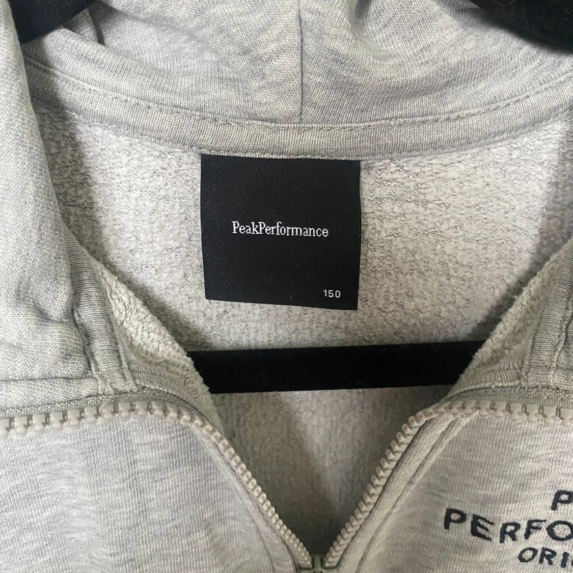 Grå hoodie från Peak Performance - 2