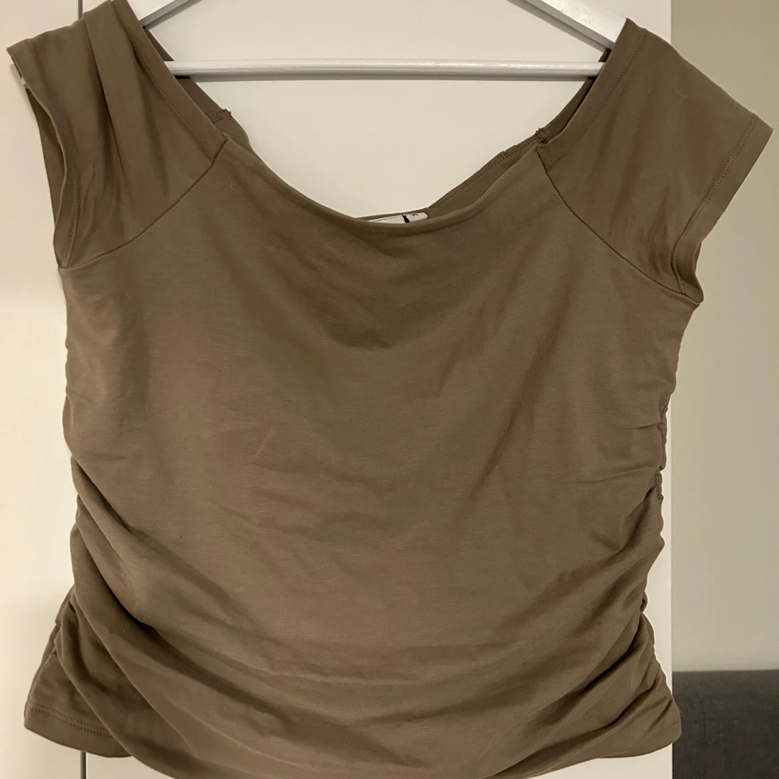 Beige offshoulder topp