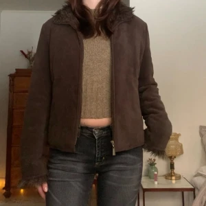 Vintage jacka - Vinter/höstjacka med päls på kanterna och i typ sammet/mocka, från märket Principles! Lite fodrad och ganska varm 💋