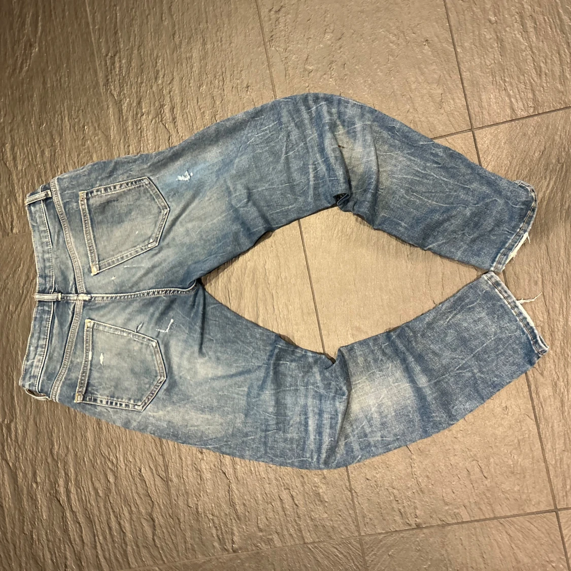 Jeans med slitningar  - 4