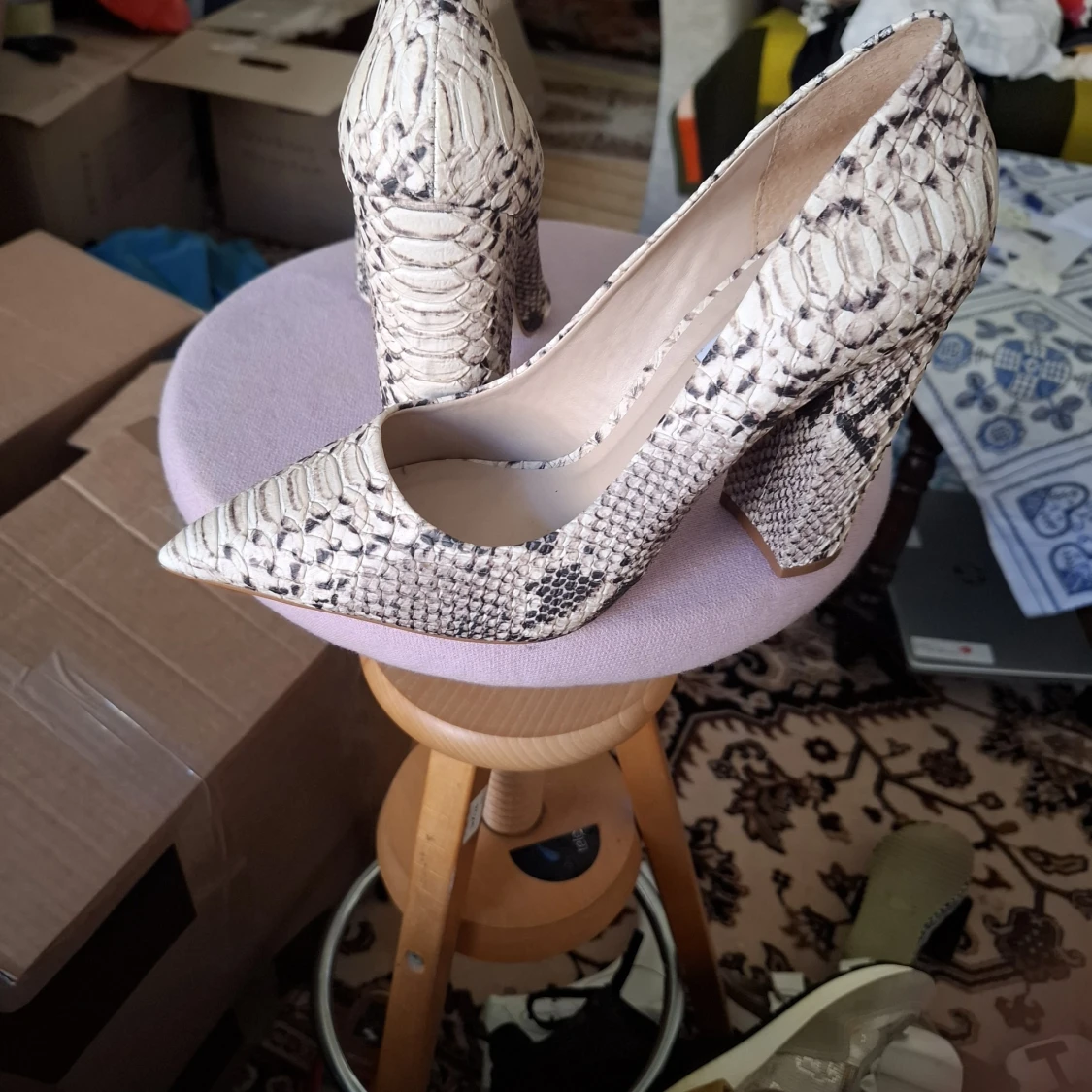 Ormskinnsmönstrade pumps från Steve Madden - 3