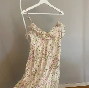 Blommig sommarklänning från H&M - Blommig klänning från H&M i mycket fint skick!🌸 Använd gärna ”köp nu”!🩷