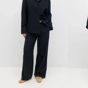 Svarta linnebyxor - Säljer ett par svarta linnebyxor från Gina tricot. Har använt de endast en gång så att de är som nya bara att jag tagit av lappen. Inga fläckar helt som nya. Detta är storlek xs.❤️nypris 399kr