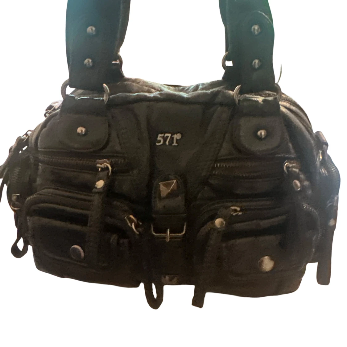 Svart handväska med många fickor från 57I - 1