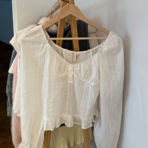 nelly topp  - Säljer denna såå söta nelly topp❤️❤️❤️nästan aldrig använd! 