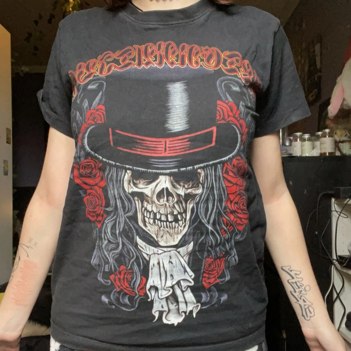 Svart t-shirt med dödskalletryck och rosor