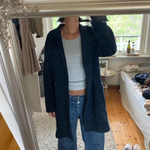 Mörkblå kappa från Carin Wester  - Stilren mörkblå kappa från Carin Wester med lång ärm och två stora fickor framtill. Klassisk rak passform och enkel knäppning. Storlek 36 men är lite oversized 😀