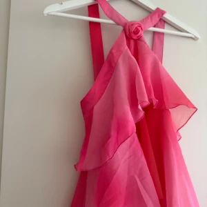 Rosa volangklänning Veromoda - Superfina Felicia klänningen från Veromoda! Strl XS! Aldrig använd och har därför prislapp kvar! Nypris: 1200kr
