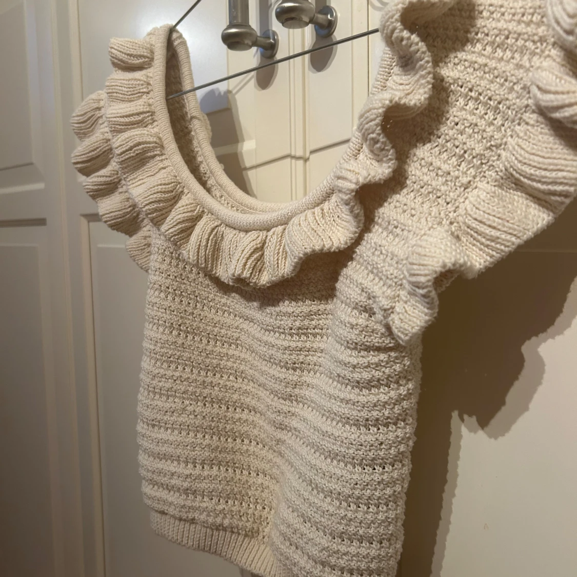 Beige stickad croppad topp med volang från H&M - 3