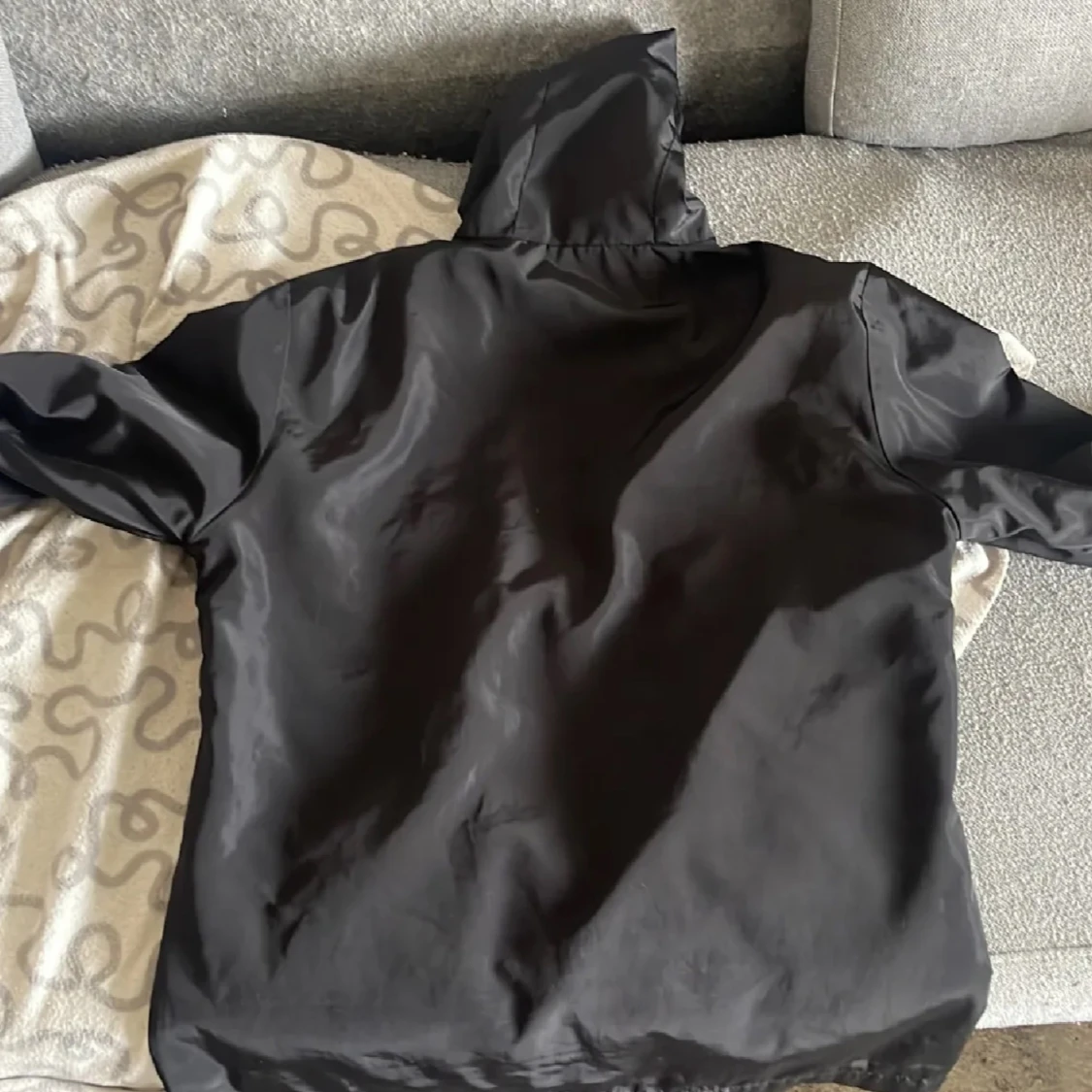 Svart vindjacka från Moncler med huva - 2