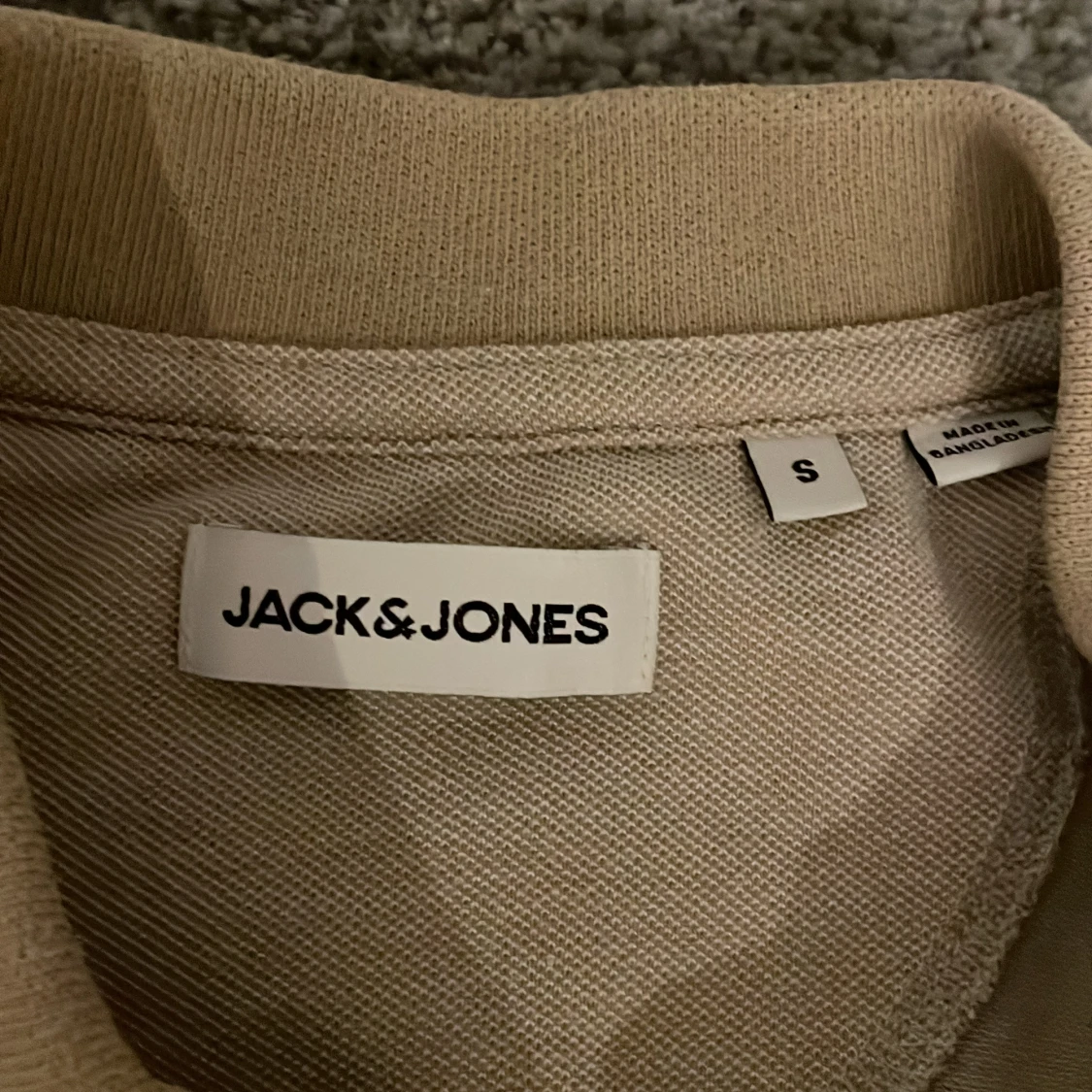 Beige och vitt pikétröja från Jack & Jones - 3