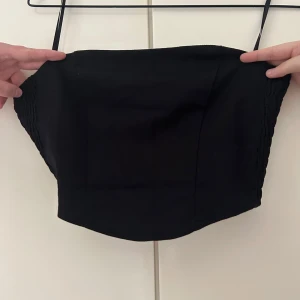 Svart topp - En otroligt fin svart topp som tyvärr är för liten för mig så den är aldrig använd, endast testad! Sitter väldigt fint runt bysten och har en dragkedja där bak så den är lätt att ta av och på!☺️