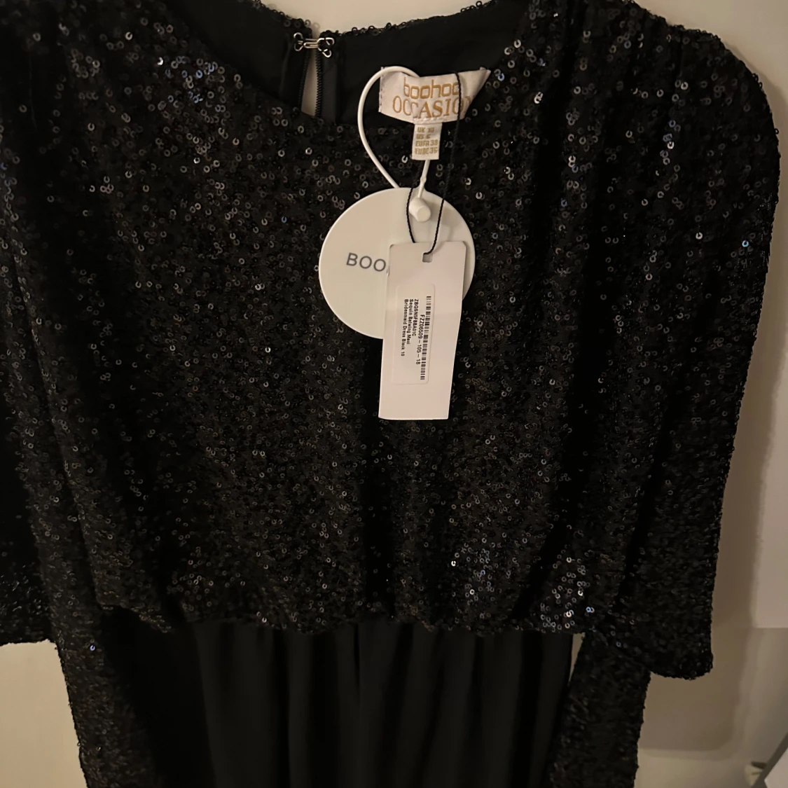 Svart glittrig långklänning från Boohoo - 3