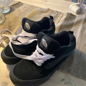 svarta vans knu skool skor  - använda ca 3 gånger, svarta och vita skosnören följer med 