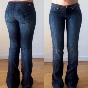 Lågmidjade BUFFALO Jeans - Vintage lågmidjade Buffalo Jeans i den perfekta mörkblå washen. De är i bootcut modell och har midjemått: 39cm innerbenslängd: 85cm. 💐 Köpta secondhand. Skriv gärna för frågor!