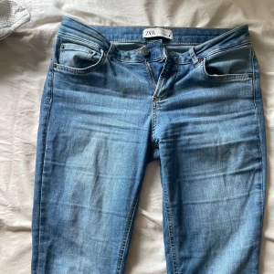 Lågmidjade bootcut  - Lågmidjade bootcut jeans från Zara med bra passform