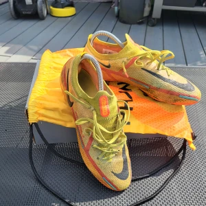 Nike Phantom elite fotbollsskor - Säljer ett par Nike elite phantom skor i storlek 42. Skorna kommer i original låda med påse till. Skorna säljs för 450 kr men kan även förhandlas.