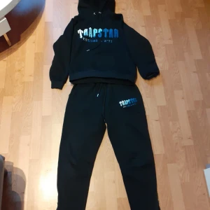 Trapstar Dress - Hej, säljer min trapstar dress då den är alldeles för liten, inga defekter och perfekt för våren då de inte är alldeles för varmt, hör av er vid frågor, Stl S🤩