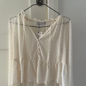 zara blus - jätte fin zara blus, inte använd då prislapp är kvar❤️. Perfekt blus till sommaren!!🌸🌸 Den är helt slutsåld och original pris är 380