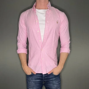 Ralph lauren skjorta - Hej säljer nu min fina Ralph lauren skjorta i storlek S. Den är i nyskick och kommer vara otroligt snygg nu i vår och framåt sommaren. Nypris cirka 1600kr! Vi kommer att sälja liknande produkter nu i vår och närmare sommar så glöm inte följa profilen!🌊🍾