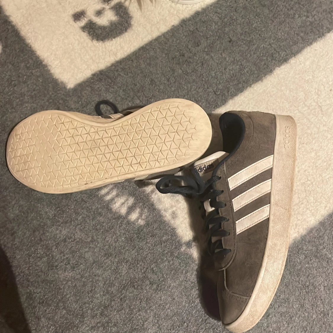 Adidas sneakers i grå mocka - 2