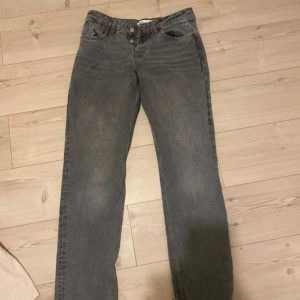 Grå raka jeans från Zara - Säljer dessa fina jeansen från zara. De har låg midja 