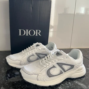 Dior B30 - Hej! Säljer nu mina sprillans nya Dior B30. Super fina och unika skor som passar alla outfits. Skorna är i storlek 43 och har aldrig använts. Skriv privat vid minsta lilla fundering!