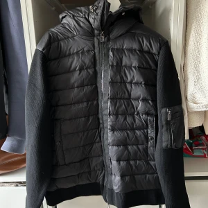 Cardigan moncler  - Skick 10/10 storlek L, har en liknade fast i storlek M i en annan anonos i min bio