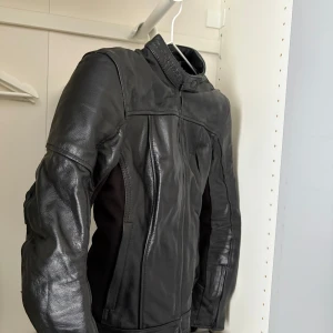 MC jacka - Figursydd MC jacka från Richa. Endast använt fåtal gånger under en säsong, i nyskick. Inbyggda skydd. 