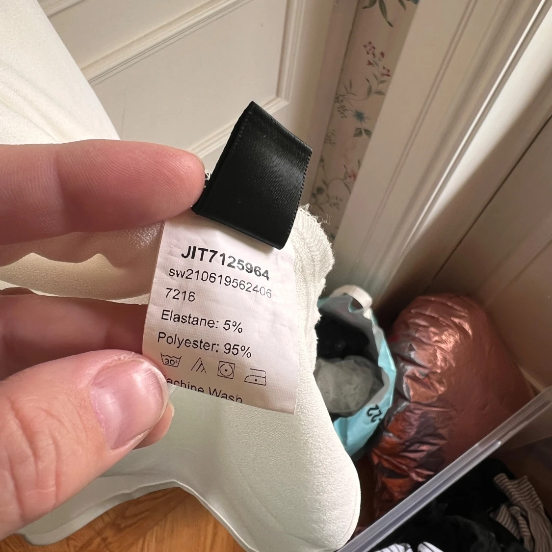 Vit klänning med spetsdetaljer - 3