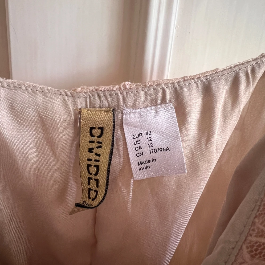 Ljusrosa spetsklänning från Divided - 1