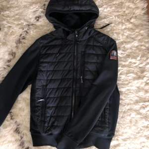 Parajumpers Jacka - Parajumpers jacka som är oanvänd. Perfekt nu till våren☀️ storlek S och inga hål eller skador! Hör gärna av er för fler frågor.