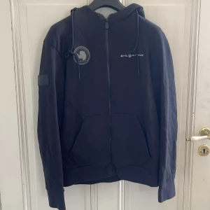 Svart kofta från Sail Racing - Säljer en svart kofta från Sail Racing i storlek M. Märkeslogga på bröstet och patch på ärmen. Skriv vid minsta fundering😊