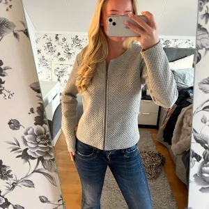 Kofta grå - Skönt material sann till storleken 