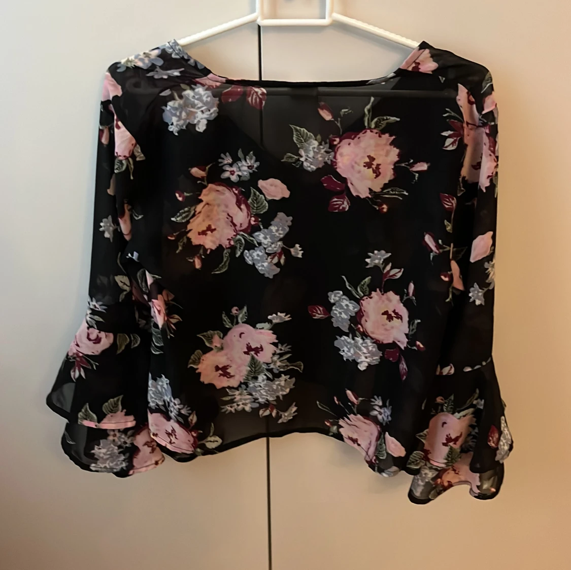 Super söt blommig blus med volangärmar - 3